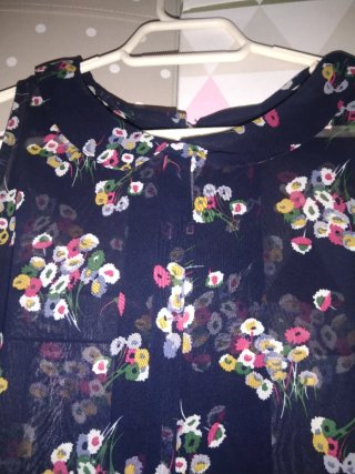 Blusa floral sin mangas