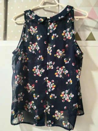 Blusa floral sin mangas