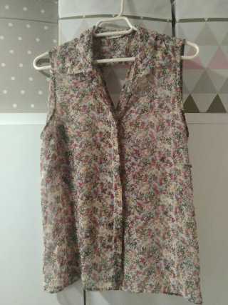 Blusa LA floral talla M sin arrugas