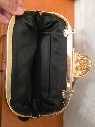 Bolso de fiesta clutch con detalle joya dorado