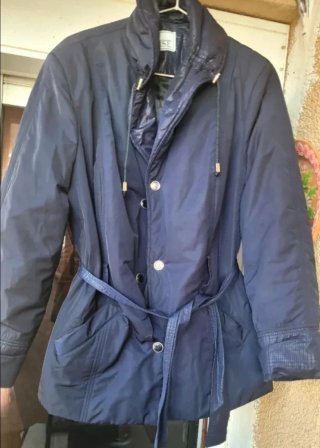 Chaqueta parka azul con cinturón