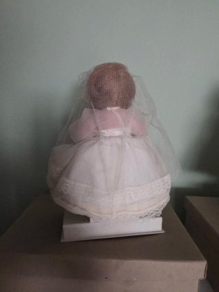 Muñeca antigua vestida de blanco