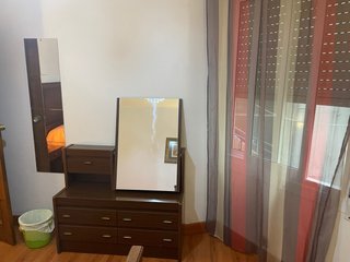 Cómoda clásica de madera con cajones