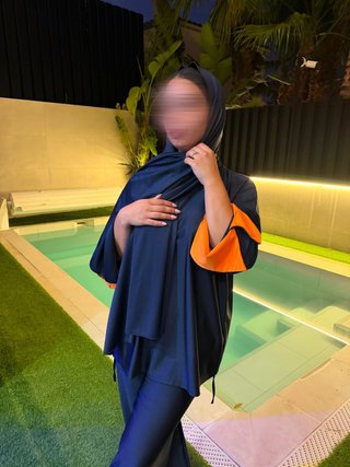 Burkini azul marino con detalles naranja