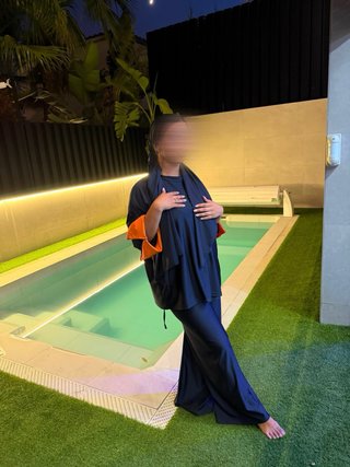 Burkini azul marino con detalles naranja