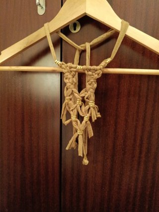 Collar macramé artesanal con detalles dorados
