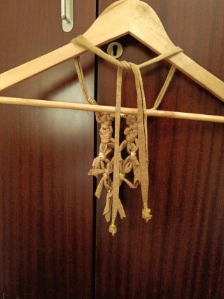 Collar macramé artesanal con detalles dorados