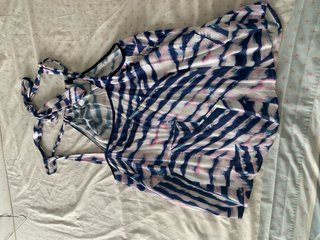 Top halter con tirantes atados al cuello