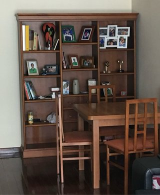 Librería de madera marrón