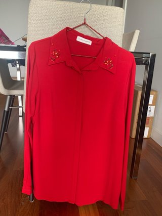 Camisa roja manga larga pedrería cuello