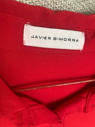 Camisa roja manga larga pedrería cuello