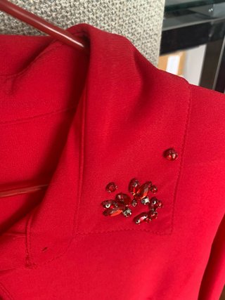 Camisa roja manga larga pedrería cuello
