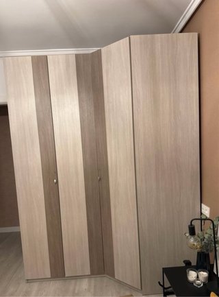 Armario esquinero madera beige y marrón