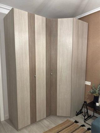 Armario esquinero madera beige y marrón
