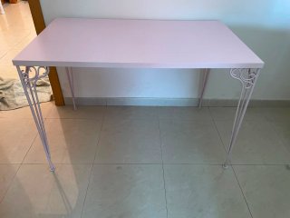 Mesa de escritorio rosa metal