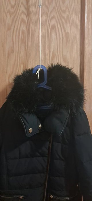 Cazadora negra.