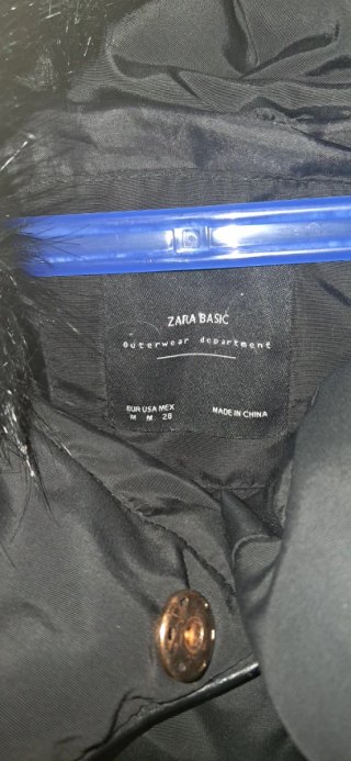Cazadora negra.