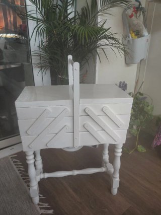 Costurero antiguo de madera blanco