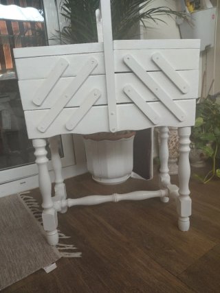 Costurero antiguo de madera blanco