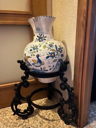 Jarrón de cerámica con soporte