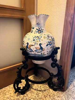 Jarrón de cerámica con soporte
