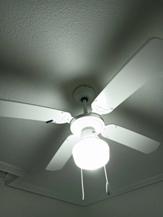 Ventilador de techo blanco