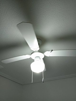 Ventilador de techo blanco