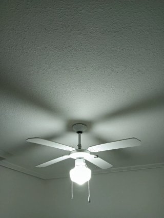 Ventilador de techo blanco