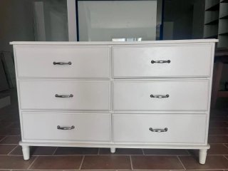 Cómoda de madera blanca