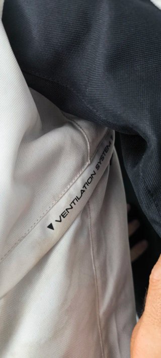 Chaqueta de moto negra y blanca