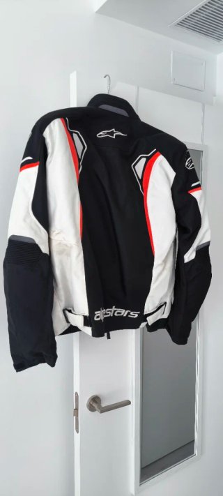 Chaqueta de moto negra y blanca