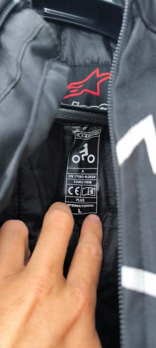Chaqueta de moto negra y blanca