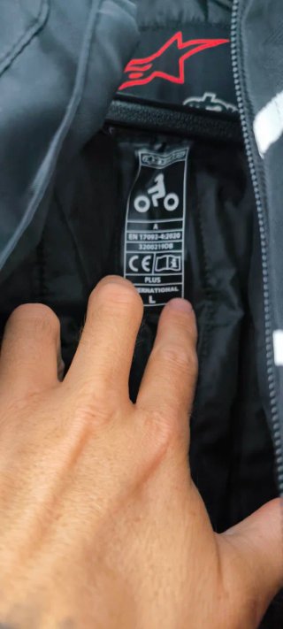 Chaqueta de moto negra y blanca