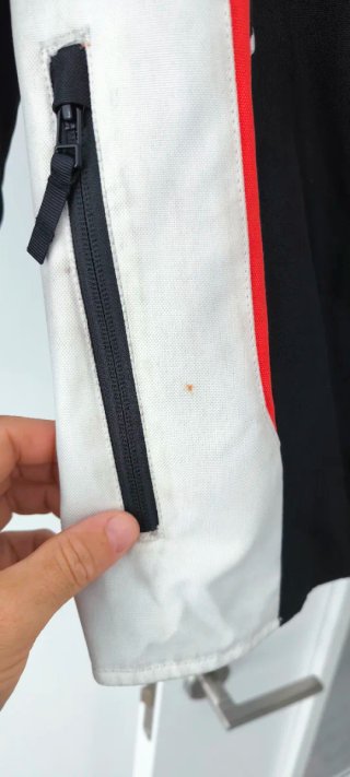 Chaqueta de moto negra y blanca