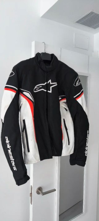 Chaqueta de moto negra y blanca