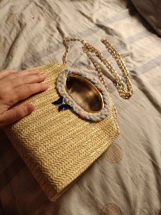 Bolso de rafia con asas doradas