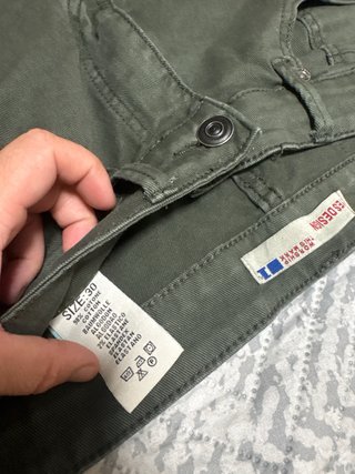 Pantalones verdes con diseño motero