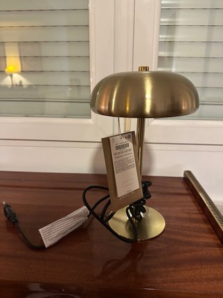 Lámpara de mesa Zara Home dorada