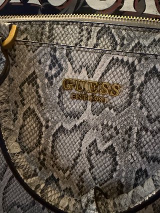 Bolso Guess piel serpiente dorado y gris