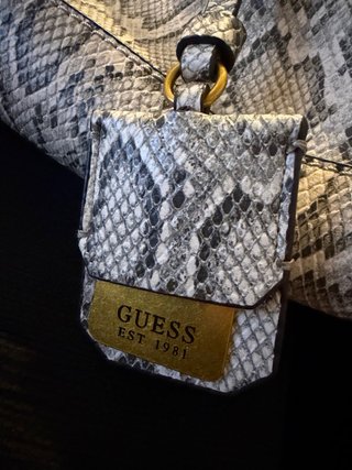 Bolso Guess piel serpiente dorado y gris