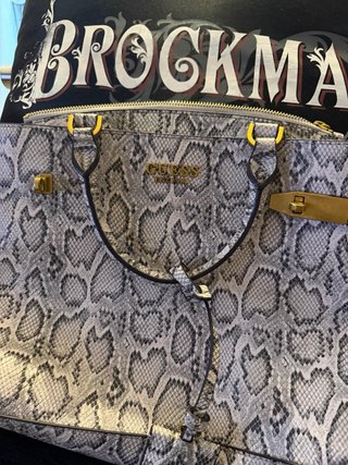Bolso Guess piel serpiente dorado y gris