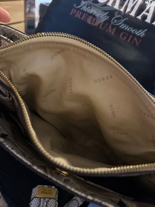 Bolso Guess piel serpiente dorado y gris