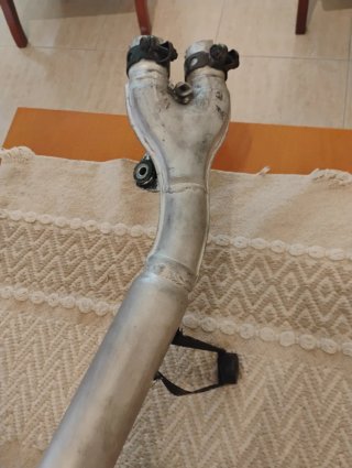 Tubo de escape moto plateado,en buen estado