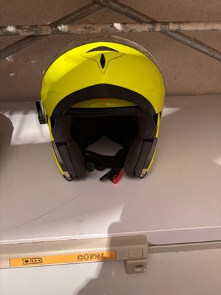 Casco de moto amarillo