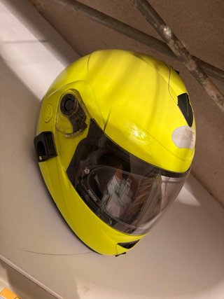 Casco de moto amarillo