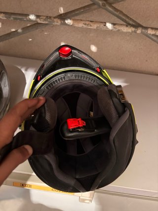 Casco de moto amarillo