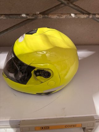 Casco de moto amarillo