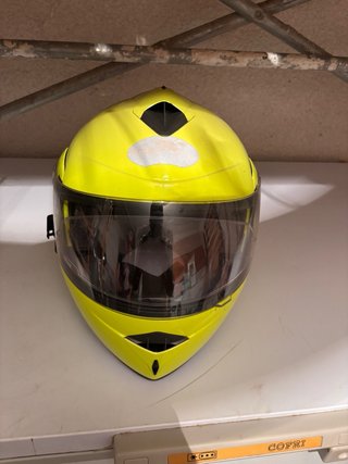 Casco de moto amarillo