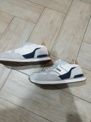 Zapatillas deportivas blancas y grises