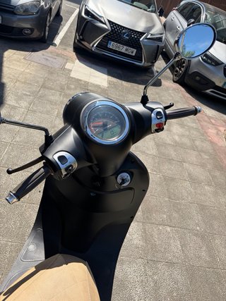 Ciclomotor Qiup 2021 Negro y Beige